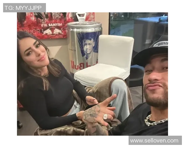 足球明星内马尔与球迷亲密合影展现温暖瞬间与激情时刻 足球明星内马尔与球迷亲密合影展现温暖瞬间与激情时刻