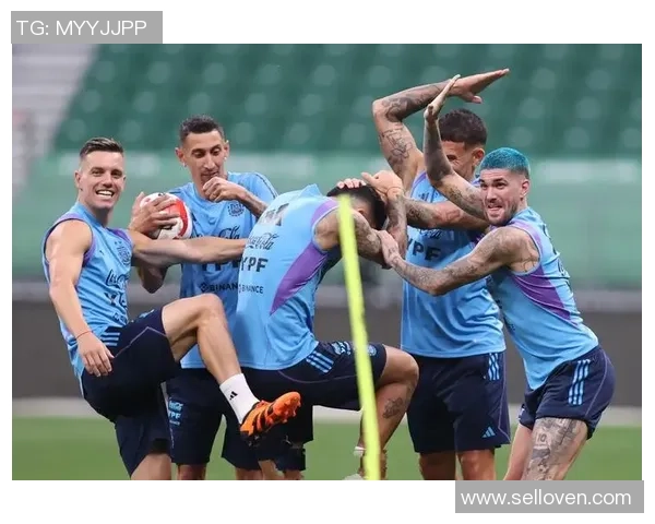 国外足球明星热身训练展现控球技巧与团队配合的精彩瞬间